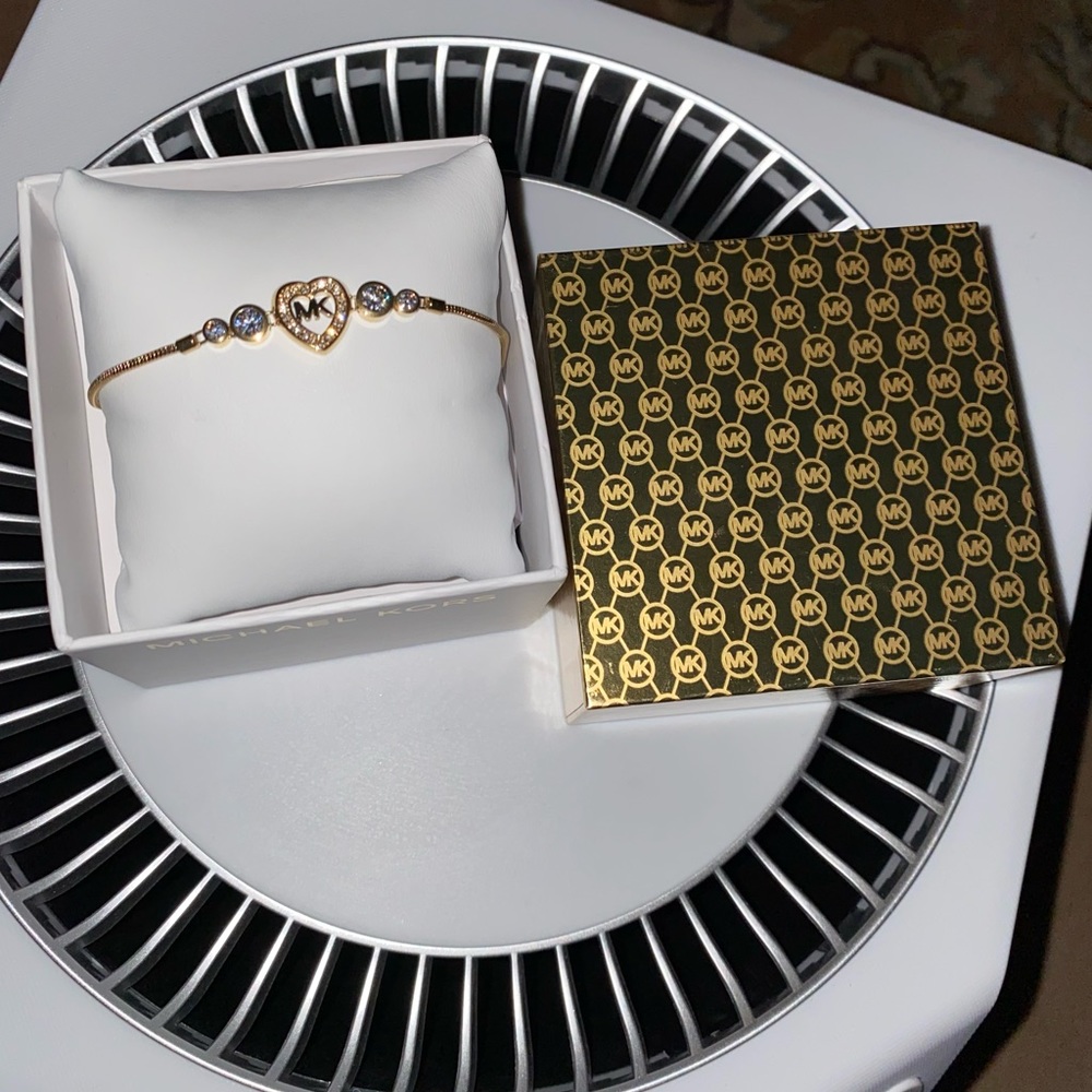 NEW MICHAEL KORS MK HEART BRACELET GOLDTONE WITH STUDS INCLUDES MK GIFTBOX